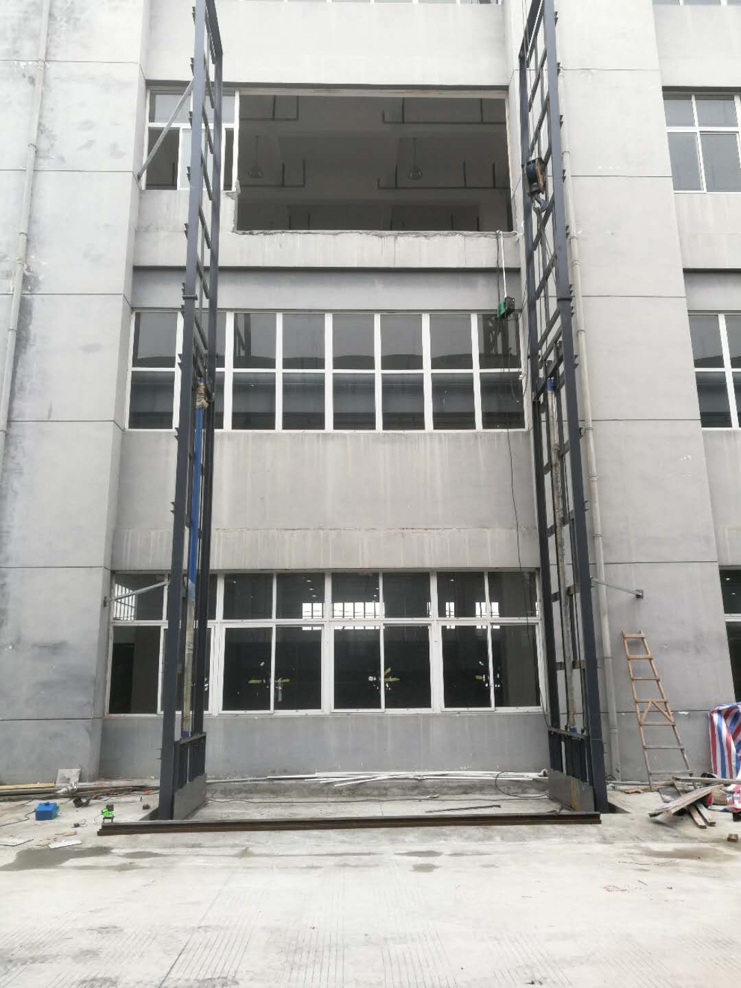 導(dǎo)軌式升降機 導(dǎo)軌式升降機