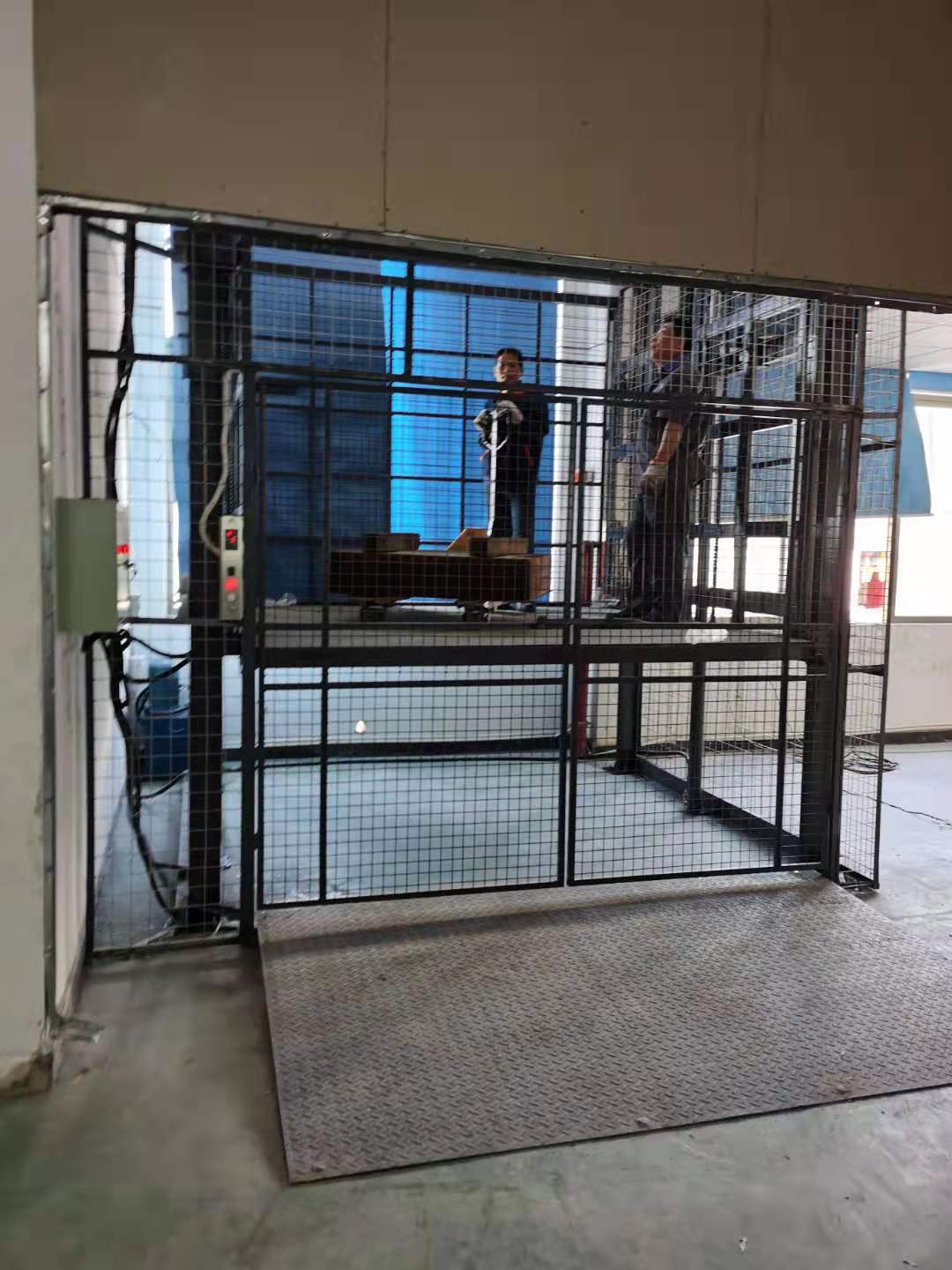 室內(nèi)導(dǎo)軌升降平臺(tái) 室內(nèi)導(dǎo)軌升降平臺(tái)