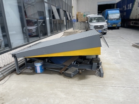 登車橋（固定，移動）