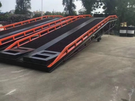 登車橋（固定，移動）