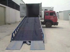 登車橋（固定，移動）