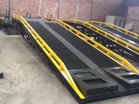 登車橋（固定，移動）